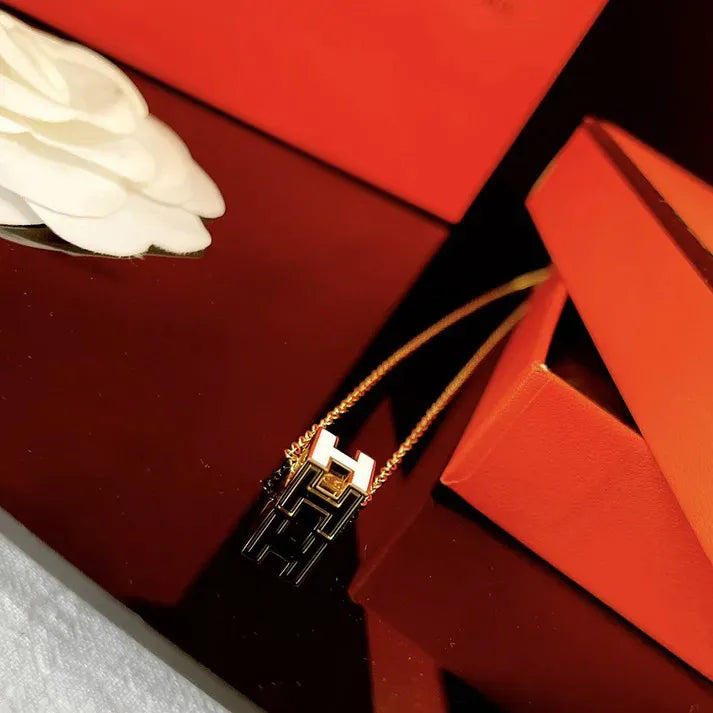 Pomuse H WHITE SQUARE GOLD NECKLACE