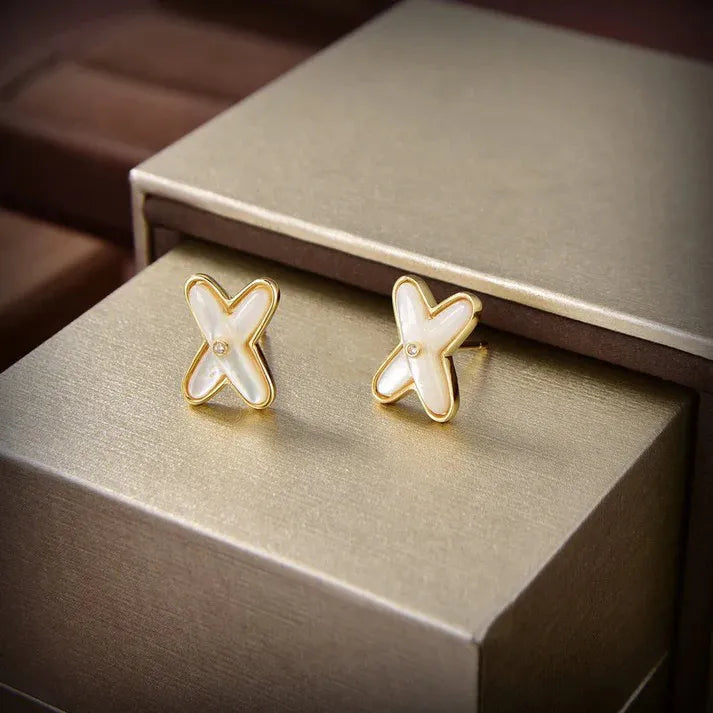 Pomuse JEUX DE WHITE MOP GOLD DIAMOND EARRINGS