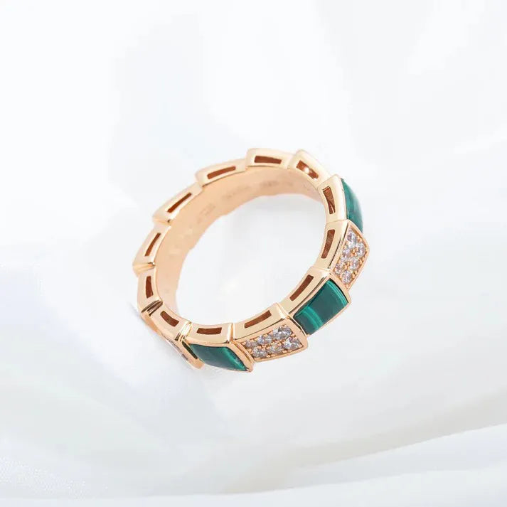 Pomuse SERPENTI RING PINK GOLD MALACHITE DIAMOND PAVED 4MM