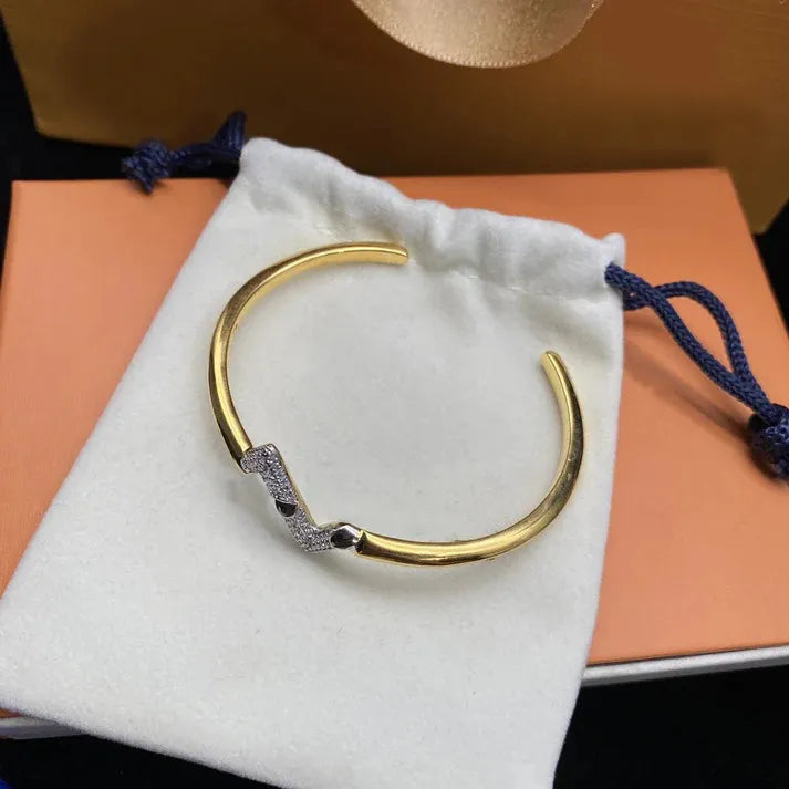 Pomuse VOLTE UPSITE DOWN DIAMOND GOLD OPEN BRACELET