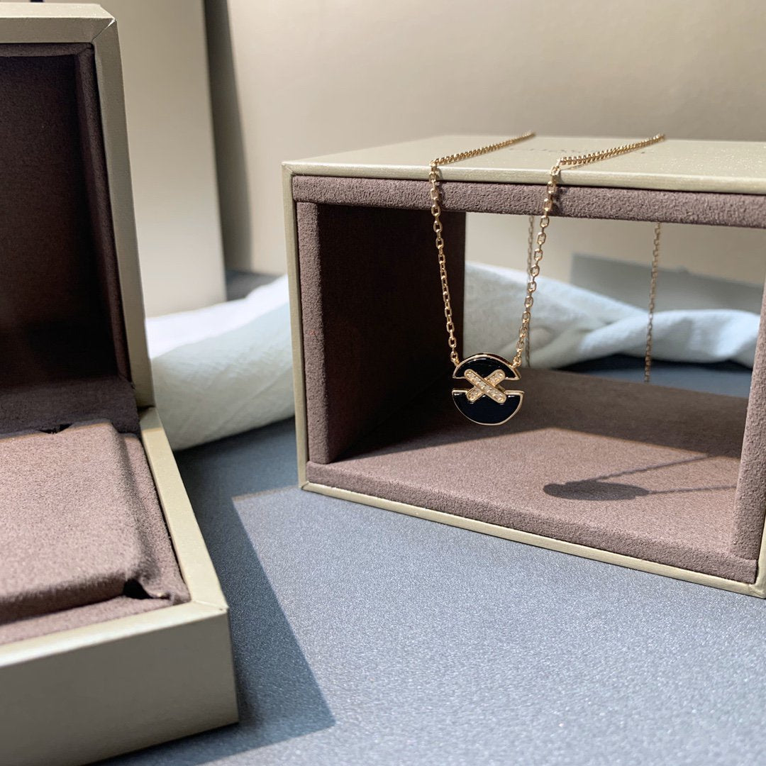 Pomuse JEUX DE PINK GOLD DIAMOND NECKLACE
