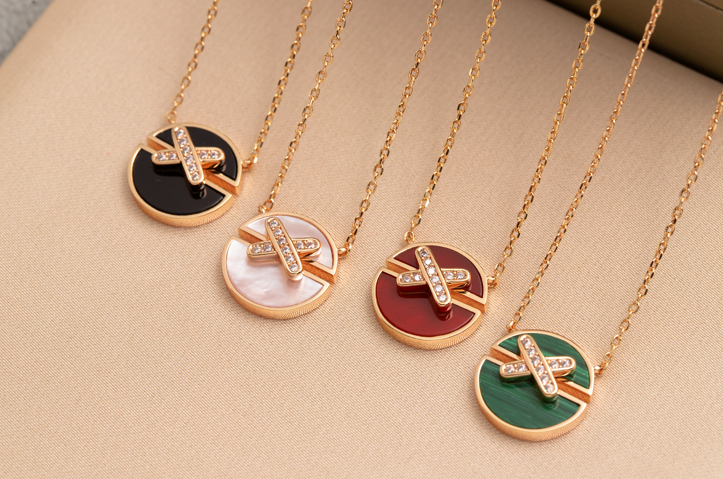 Pomuse JEUX DE PINK GOLD DIAMOND NECKLACE