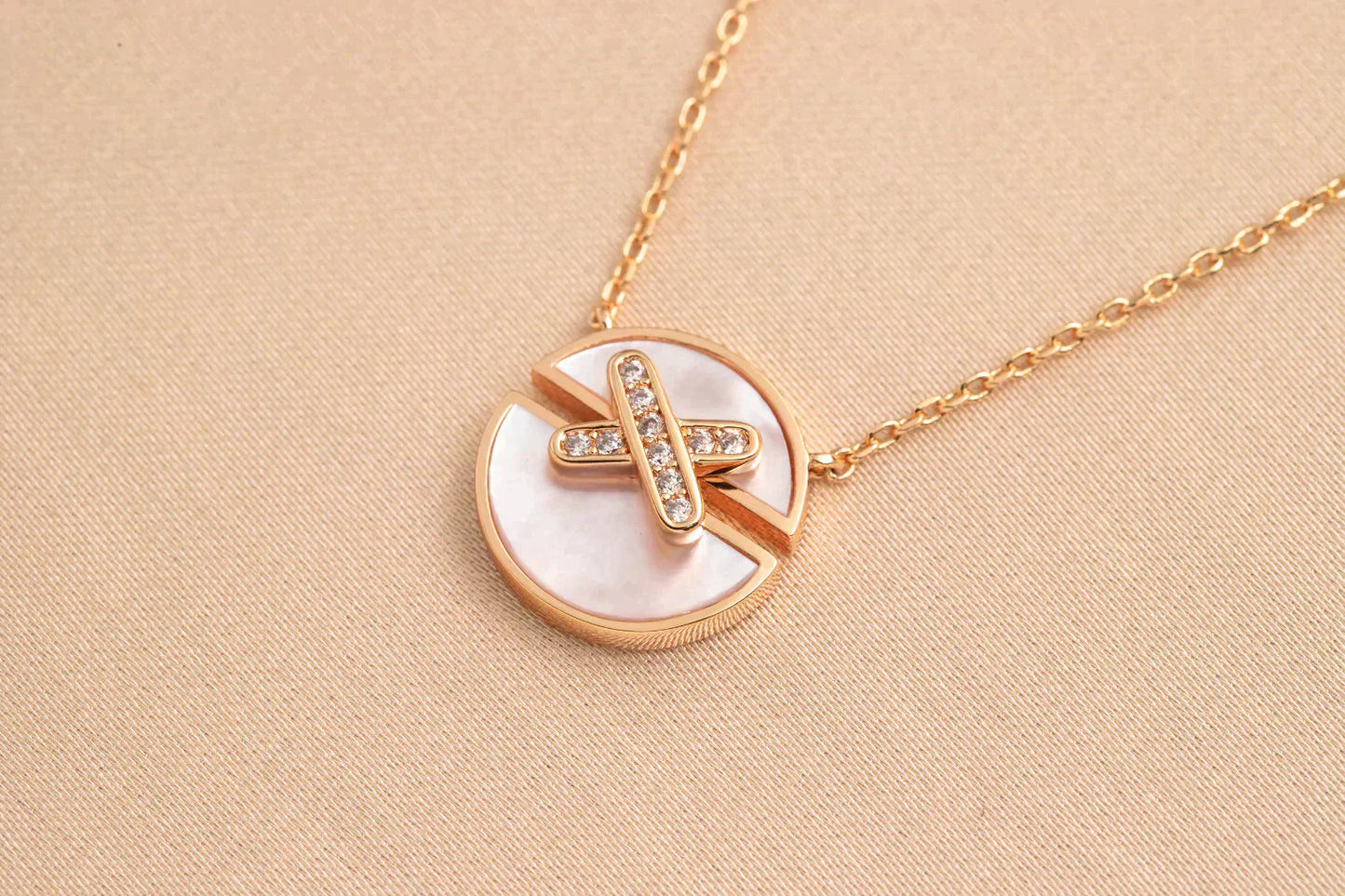 Pomuse JEUX DE ROSE GOLD DIAMOND NECKLACE