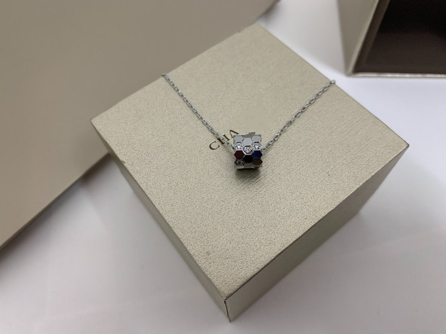 Pomuse BEE LOVE DIAMOND NECKLACE