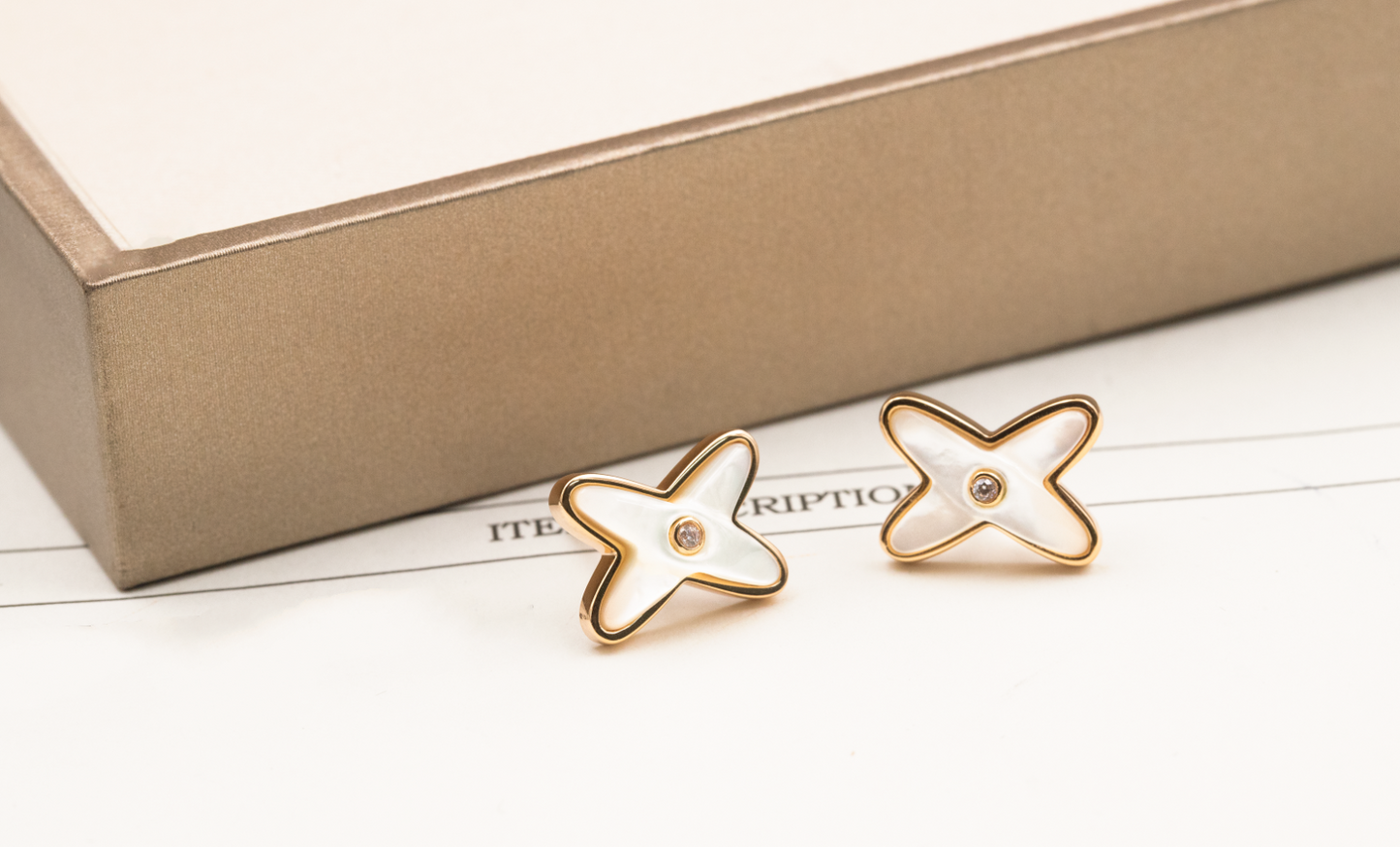 Pomuse JEUX DE WHITE MOP ROSE GOLD DIAMOND EARRINGS