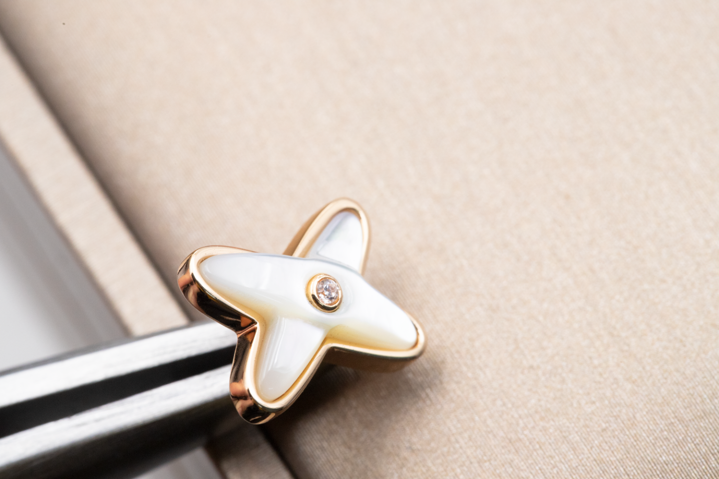 Pomuse JEUX DE WHITE MOP ROSE GOLD DIAMOND EARRINGS