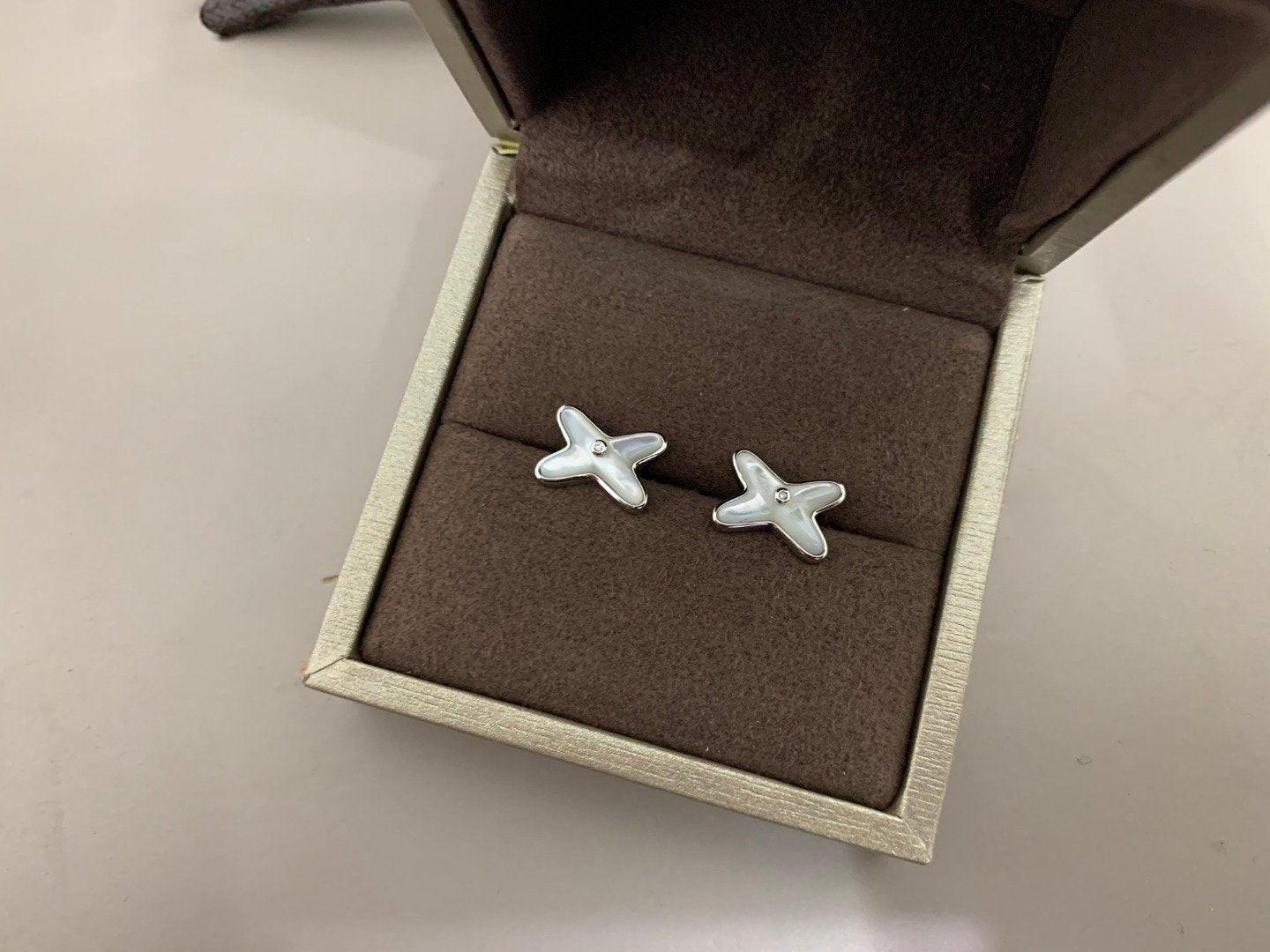 Pomuse JEUX DE WHITE MOP SILVER DIAMOND EARRINGS