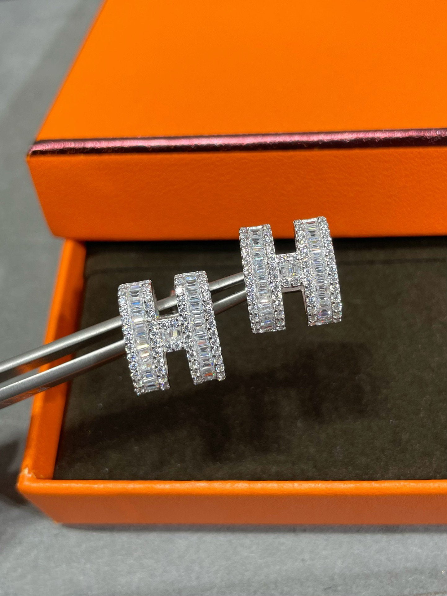Pomuse H STUD EARRINGS WITH SILVER DIAMONDS