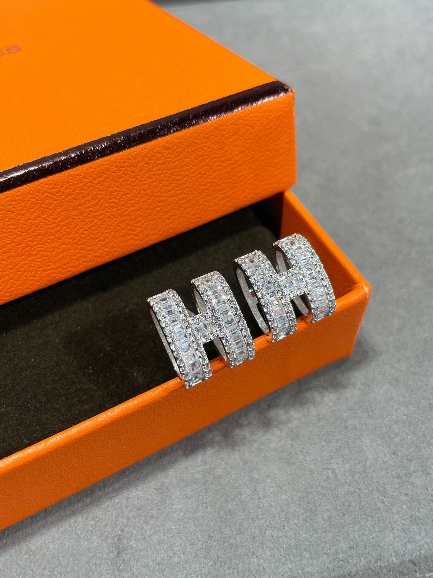 Pomuse H STUD EARRINGS WITH SILVER DIAMONDS