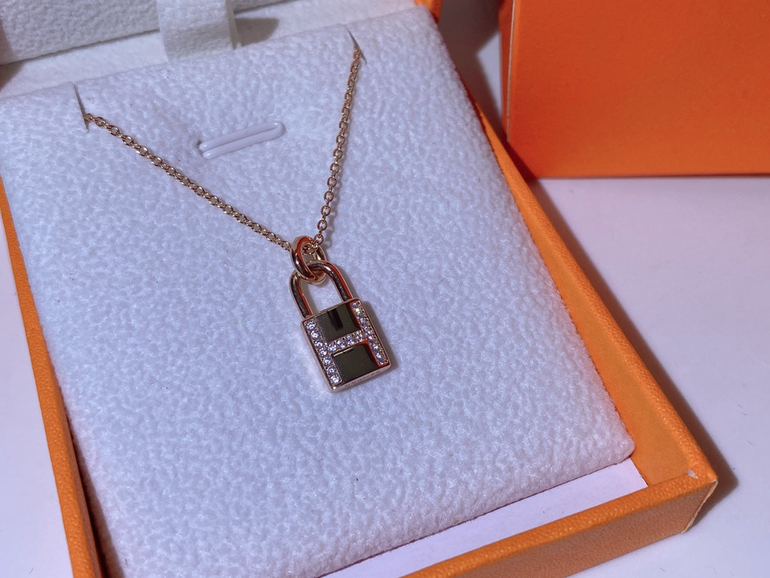 Pomuse H ADVANCED NICHE LOCK HEAD NECKLACE DIAMONDS