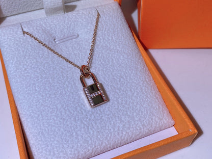Pomuse H ADVANCED NICHE LOCK HEAD NECKLACE DIAMONDS