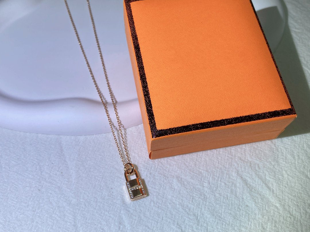 Pomuse H ADVANCED NICHE LOCK HEAD NECKLACE DIAMONDS