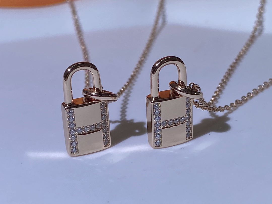 Pomuse H ADVANCED NICHE LOCK HEAD NECKLACE DIAMONDS