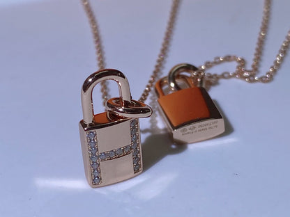 Pomuse H ADVANCED NICHE LOCK HEAD NECKLACE DIAMONDS