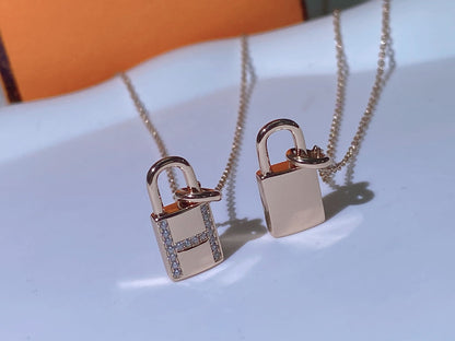 Pomuse H ADVANCED NICHE LOCK HEAD NECKLACE DIAMONDS