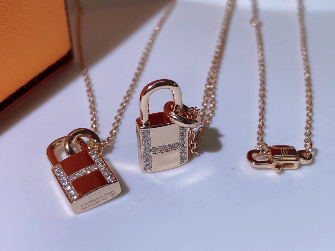 Pomuse H ADVANCED NICHE LOCK HEAD NECKLACE DIAMONDS