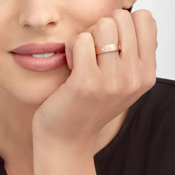 Pomuse ZERO 1 ESSENTIAL PINK GOLD BAND WITH DIAMONDS RING