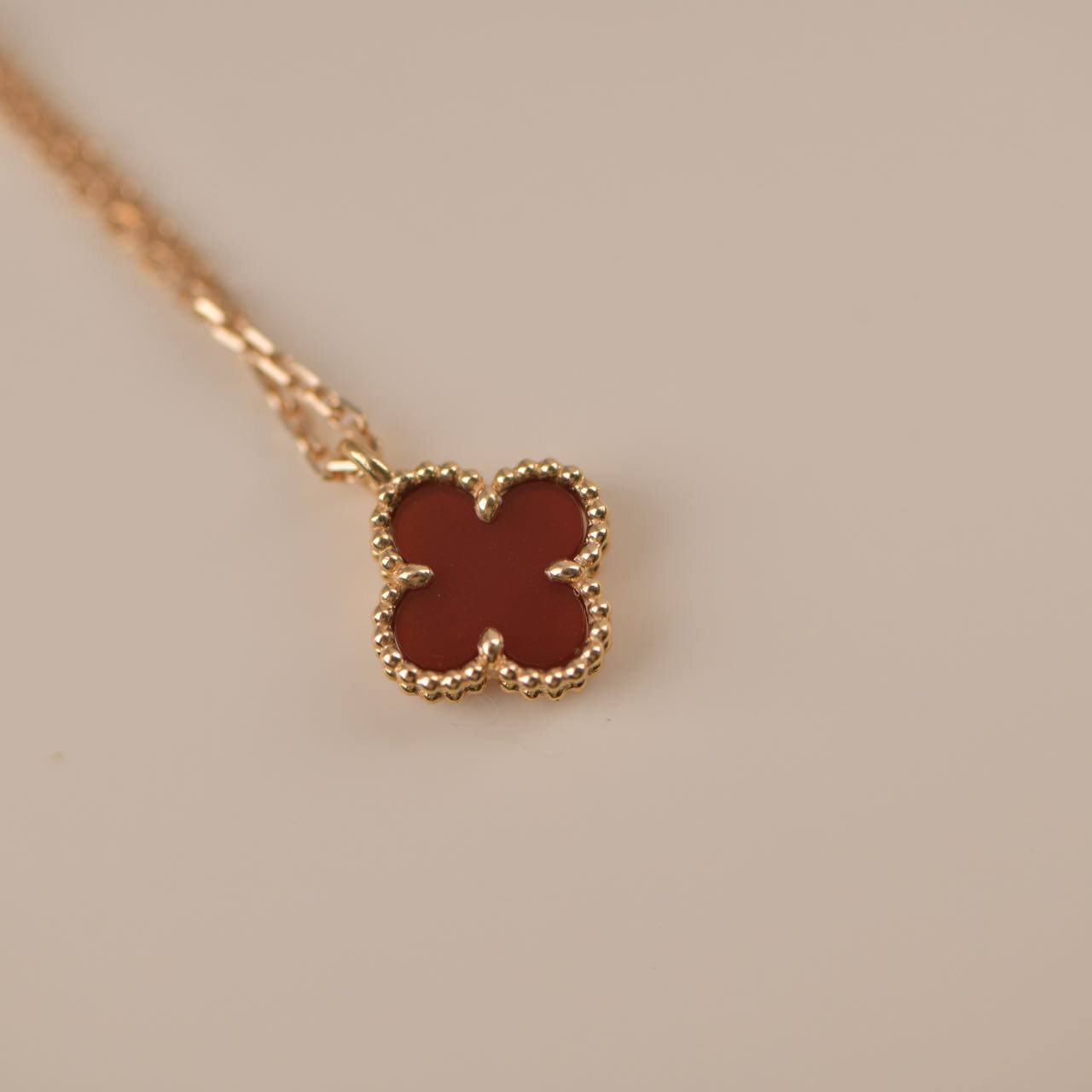 Pomuse CLOVER MINI 9,5 MM WEISSE KARNEOLE HALSKETTE