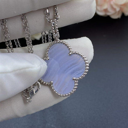 Pomuse CLOVER SILVER CHALCEDONY BIG CLOVER NECKLACE