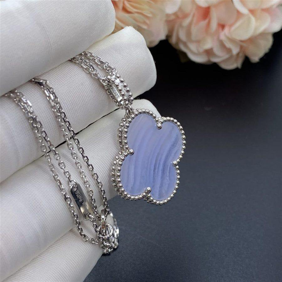 Pomuse CLOVER SILVER CHALCEDONY BIG CLOVER NECKLACE