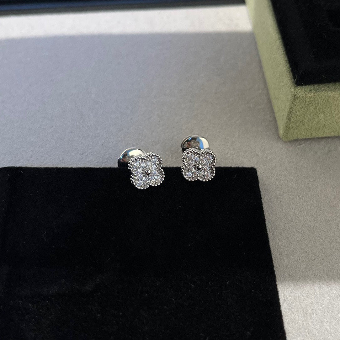 Pomuse CLOVER MINI DIAMOND STUD EARRINGS