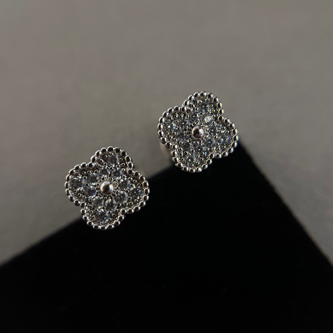 Pomuse CLOVER MINI DIAMOND STUD EARRINGS