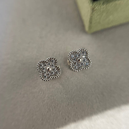 Pomuse CLOVER MINI DIAMOND STUD EARRINGS