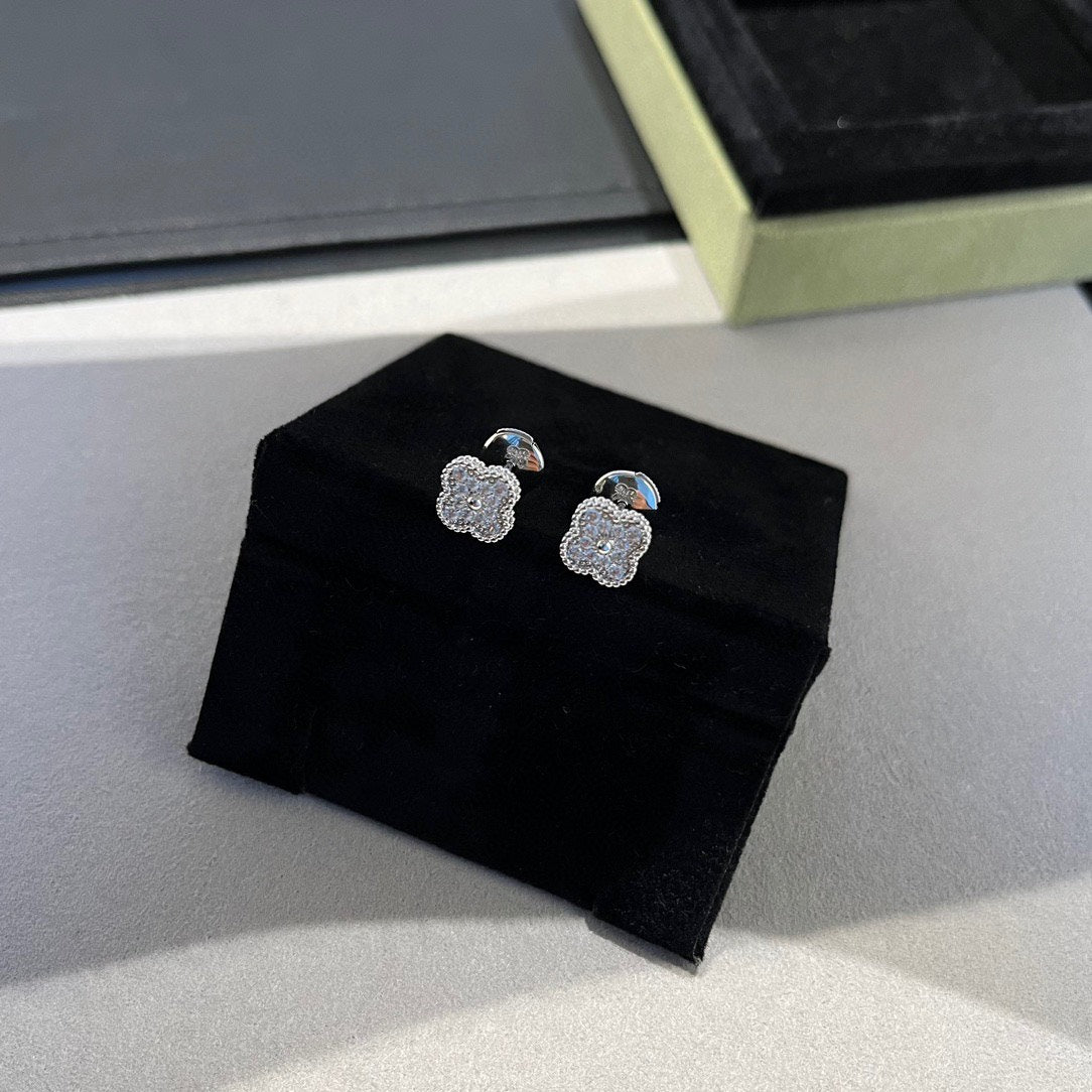 Pomuse CLOVER MINI DIAMOND STUD EARRINGS